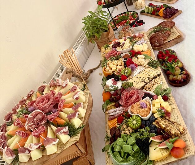 Catering mit Käse-, Wurst- und Obstplatten für private Feiern