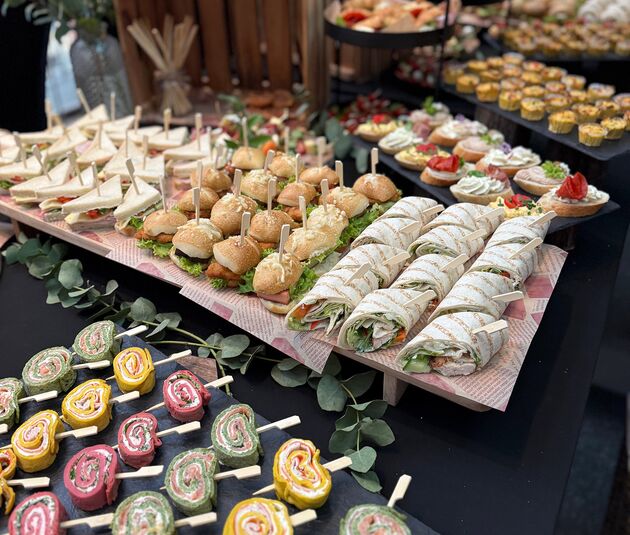 Auswahl an Wraps, Mini-Burgern und Fingerfood für Events