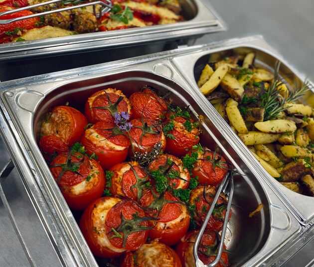 Gefüllte Ofentomaten und Rosmarinkartoffeln vom warmen Buffet
