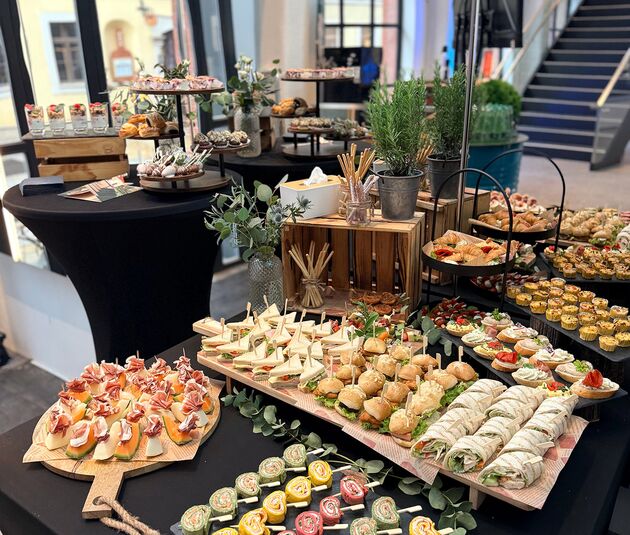 Reichhaltiges Fingerfood-Buffet für eine Veranstaltung in Zwickau