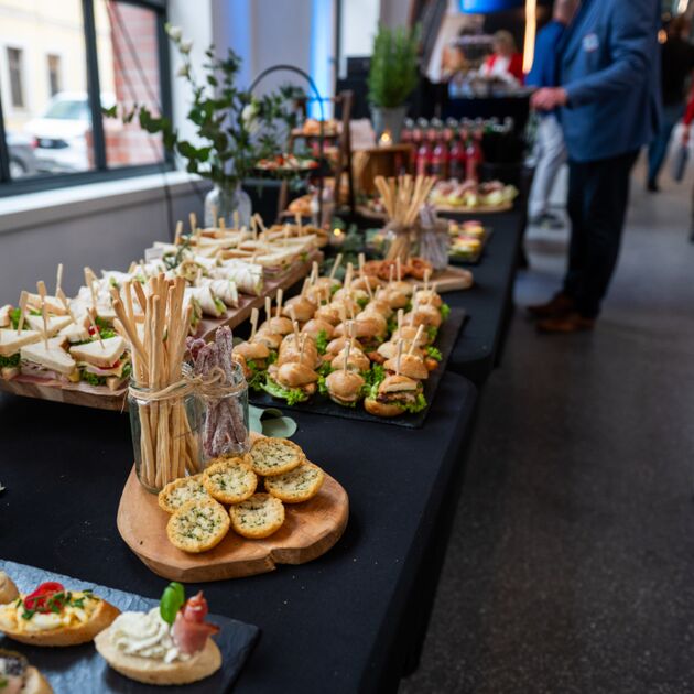Gäste genießen ein vielfältiges Catering-Buffet in Zwickau