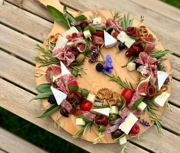 Herzförmig angerichtete Käse- und Wurstplatte für besondere Anlässe