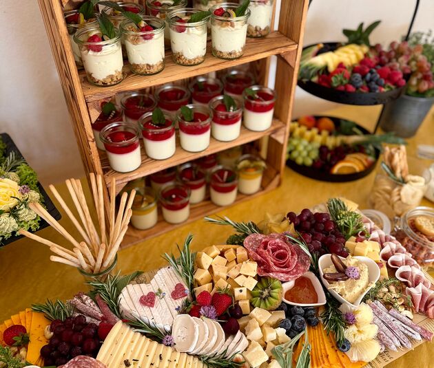 Käse- und Wurstplatte mit Dessertgläsern und frischem Obst