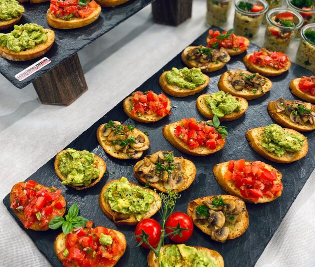 Bruschetta mit Tomaten, Avocado und Pilzen als vegetarisches Fingerfood