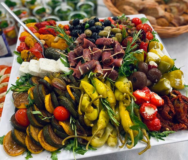 Antipasti-Platte mit gegrilltem Gemüse, Oliven und Käse