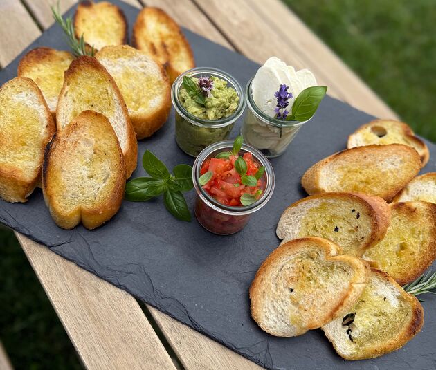 Geröstetes Brot mit Avocado-, Tomaten- und Frischkäse-Dips