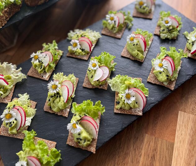 Vegetarische Canapés mit Avocado, Radieschen und essbaren Blüten