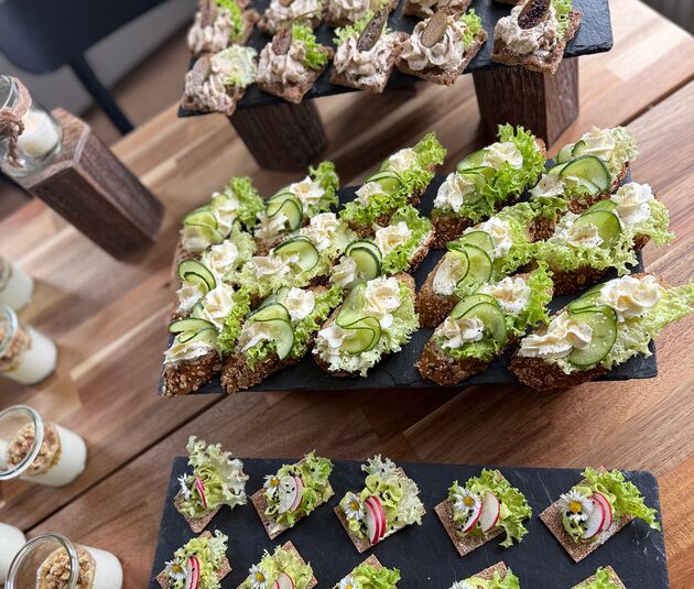 Belegte Brote mit Frischkäse, Gurke und Radieschen vom Catering in Zwickau
